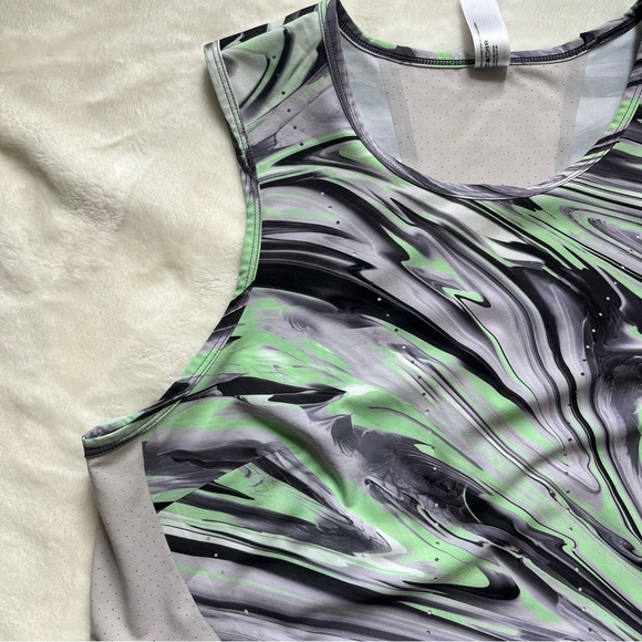 Women’s Lululemon Tanktop - Picture 3 of 10
